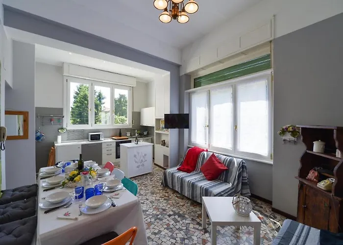 Дом отдыха Your Dream On Maggiore: Historic House E Private Jacuzzi *